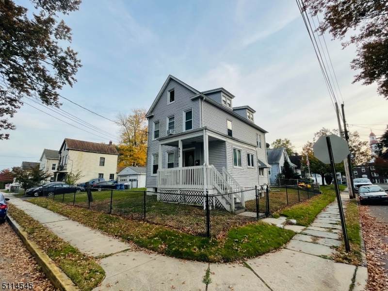 572 Harrison St - Photo 1
