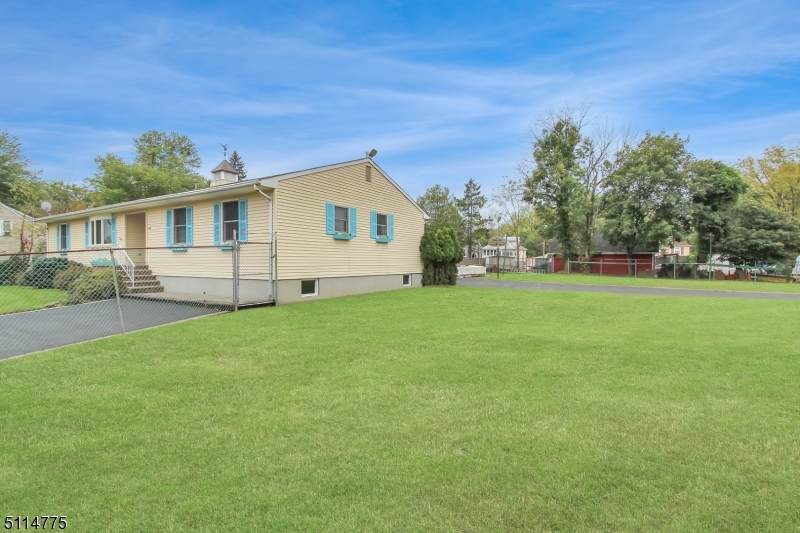 400 Carmine Ave - Photo 1