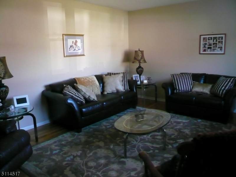 526 Hancock St - Photo 1