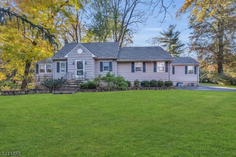1153 Plainfield Ave - Photo 1