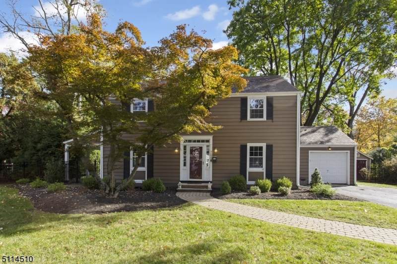 706 Hawthorne Ave - Photo 1