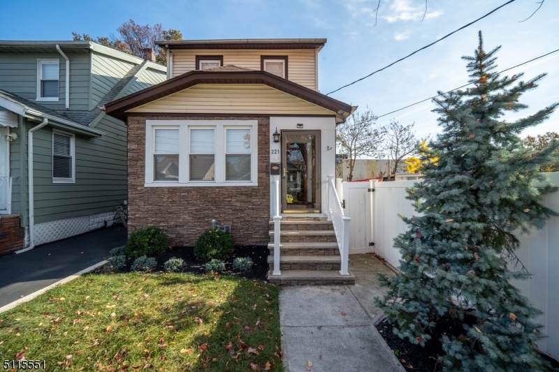221 Cavell St - Photo 1