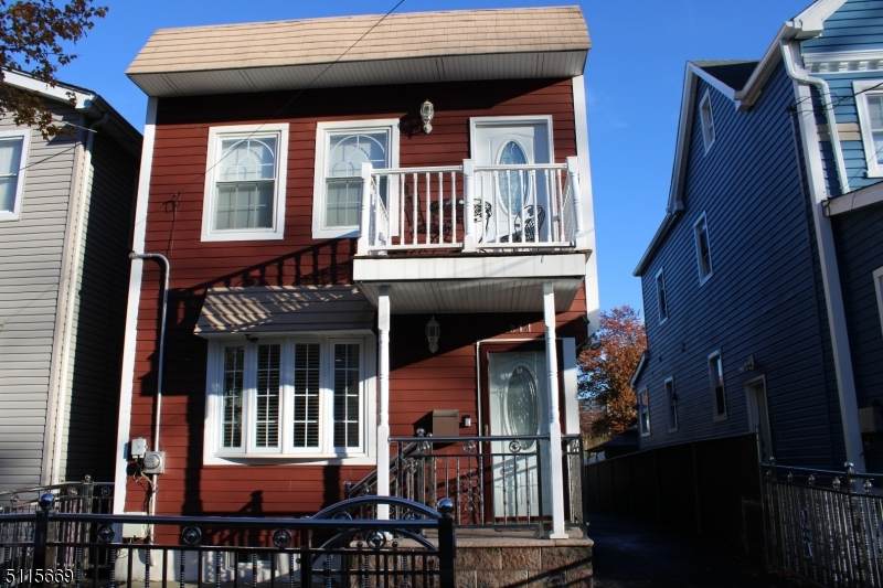314 Ogden St - Photo 1
