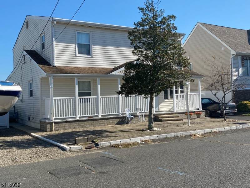 727 Charlotte St - Photo 1