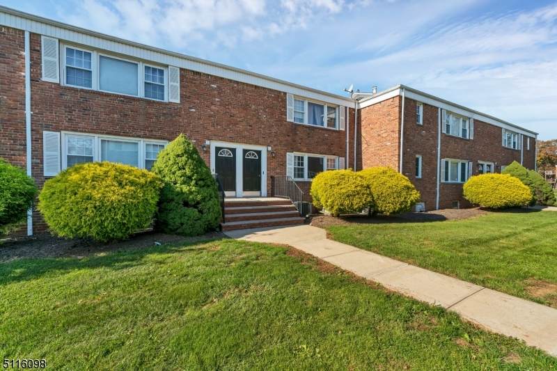 5 Columbia Dr - Photo 1