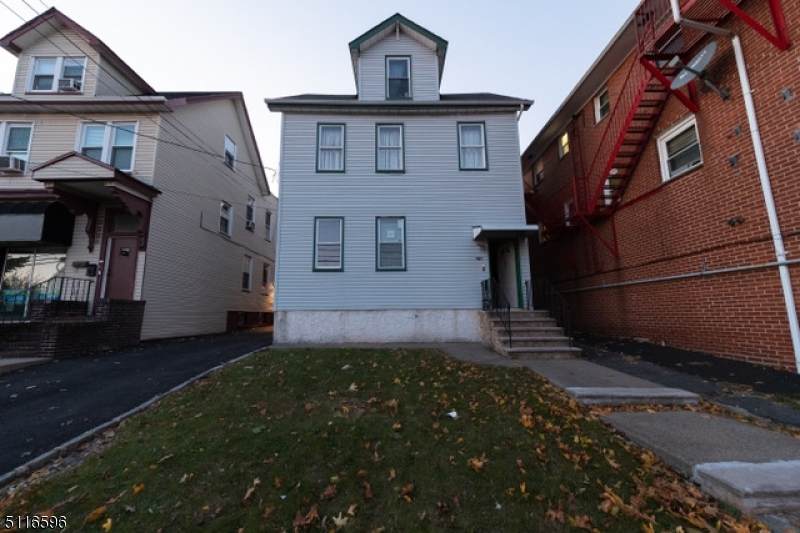 985 Stuyvesant Ave - Photo 1