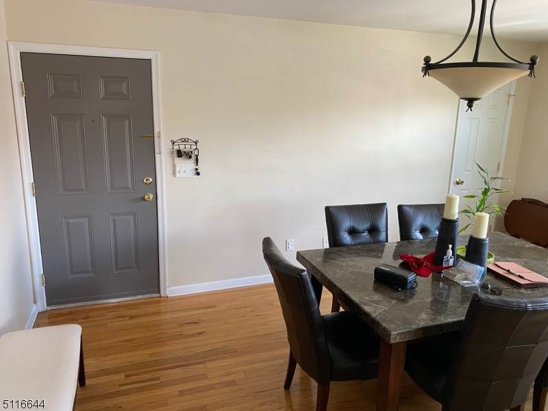 633 Pulaski - Photo 1