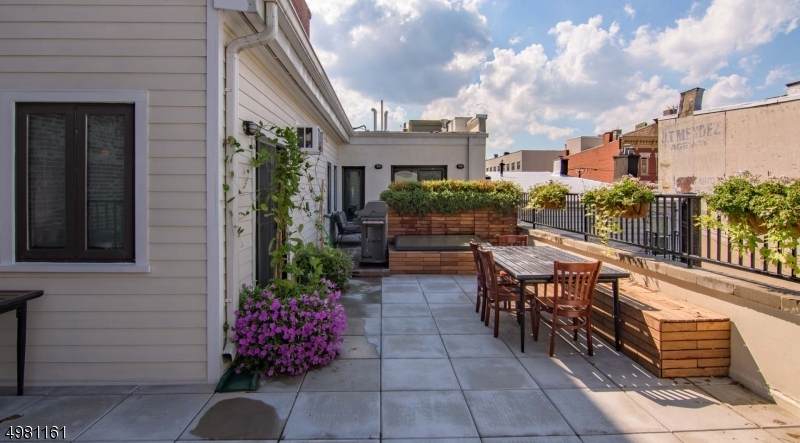 340 Grove St - Photo 1