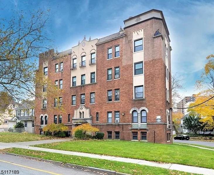303 Hamilton Pl - Photo 1