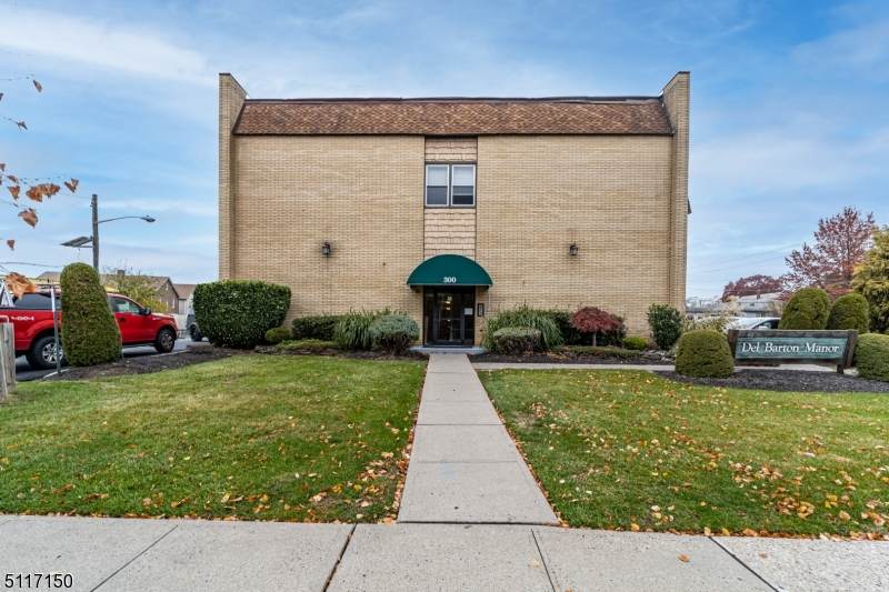 300 Munsell Ave Bb6 - Photo 1