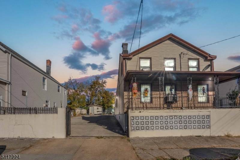 137 Court - Photo 1