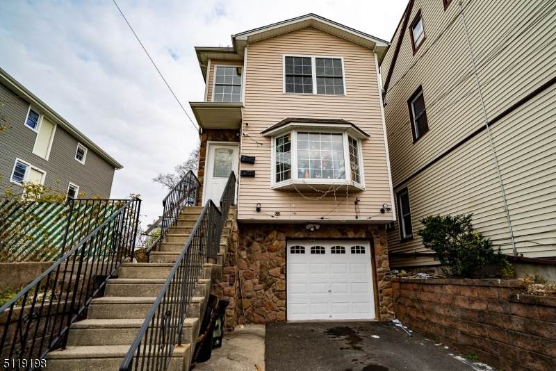 22 Redwood Ave - Photo 1
