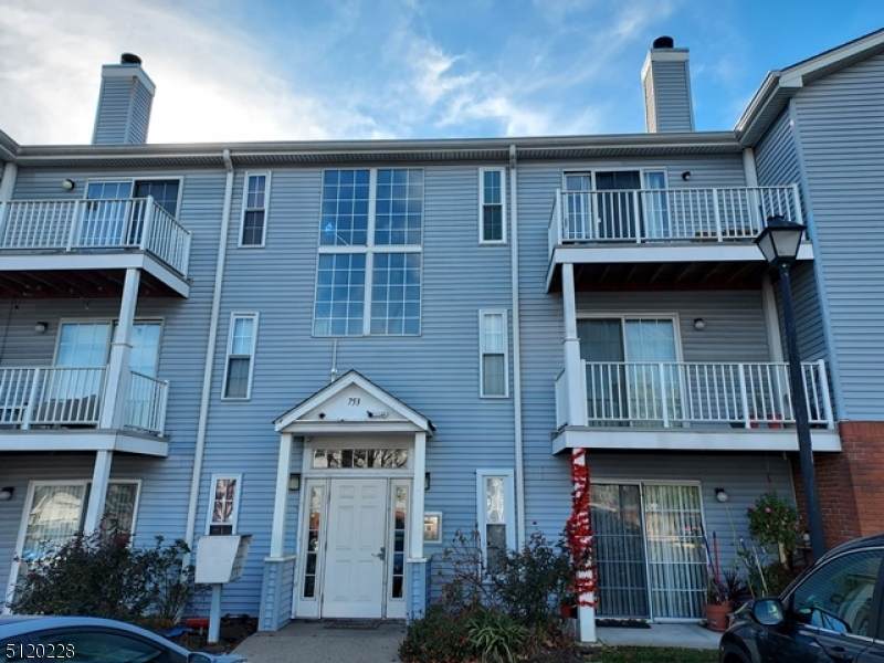 753 Summer Ave 2A - Photo 1