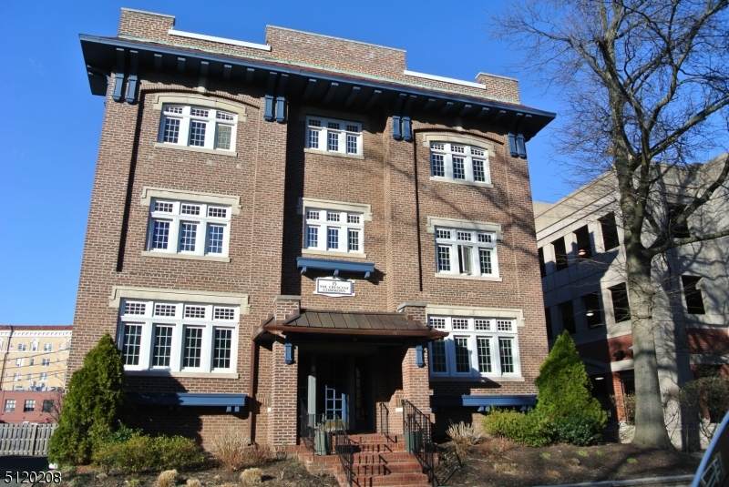 15 The Crescent, Unit 4 - Photo 1