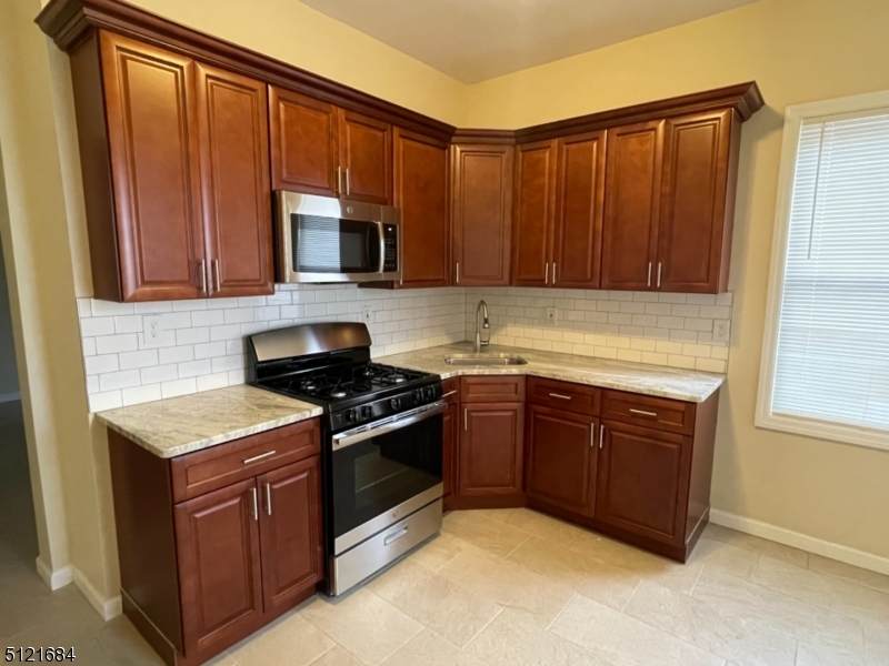 142 Seymour Ave - Photo 1
