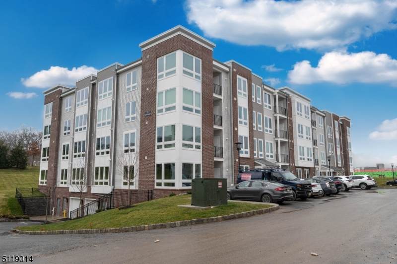 2 Vanderbilt Blvd - Photo 1