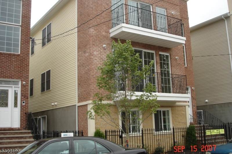 191 Manchester Pl - Photo 1