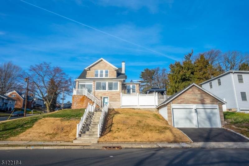 895 W Chestnut St - Photo 1