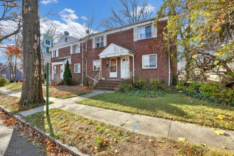 617 N Maple Ave - Photo 1