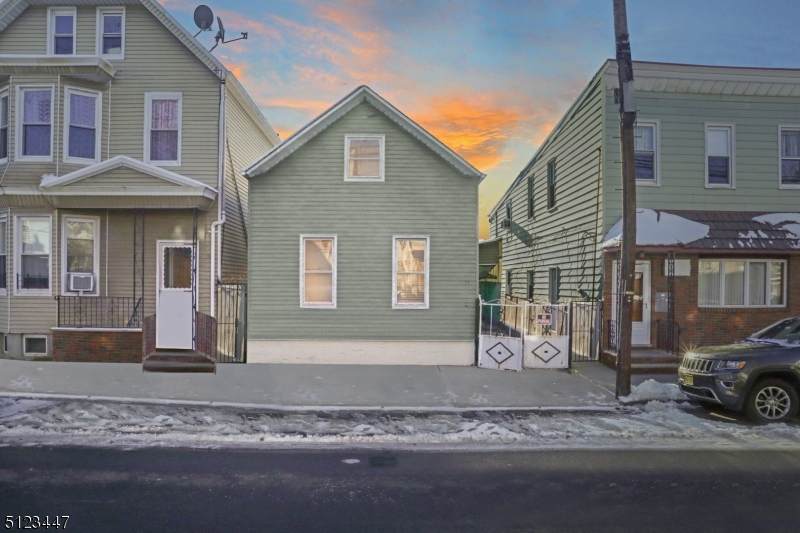 17 Komorn St - Photo 1