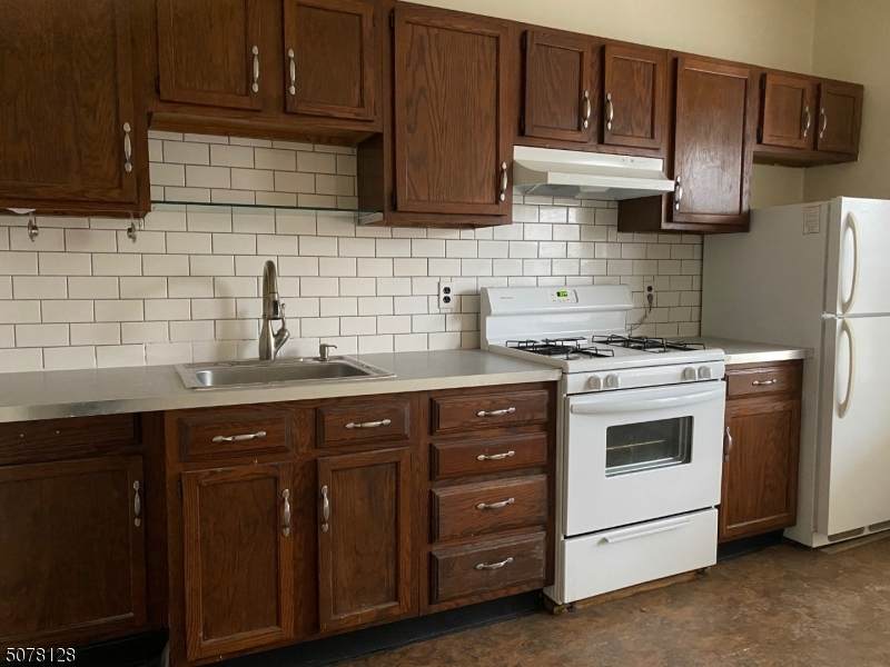 52 Gates Ave - Photo 1
