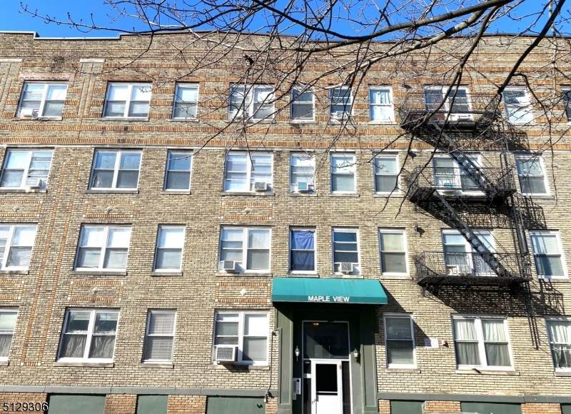 133 N Maple Ave - Photo 1