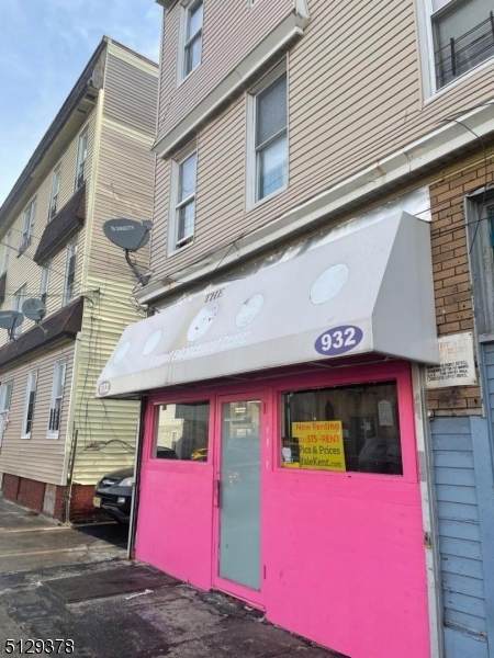 932 Bergen St - Photo 1