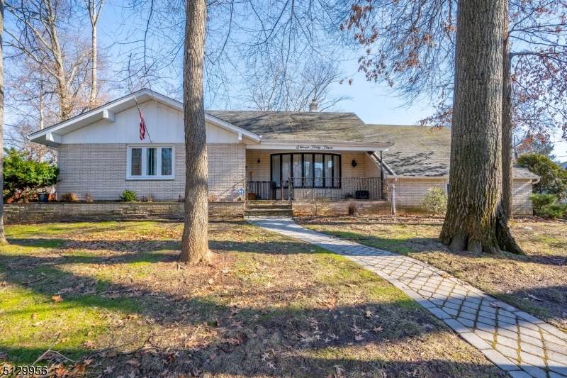 1143 Midwood Dr - Photo 1