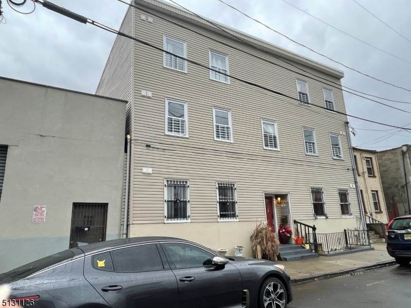 87 Tichenor St - Photo 1