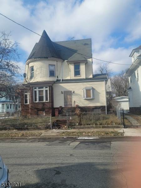 53 Leslie St - Photo 1