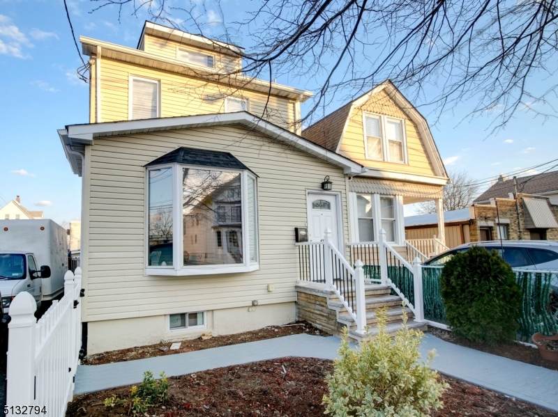 412 Cortlandt St - Photo 1
