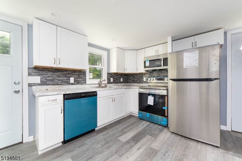913 Iris Cir - Photo 1