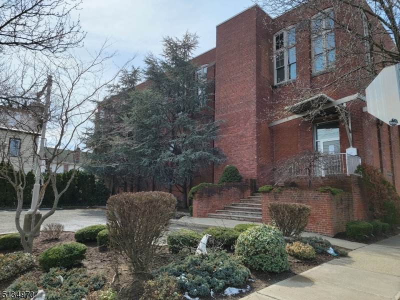 587 Getty Ave - Photo 1