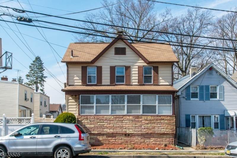 583 Langdon St - Photo 1