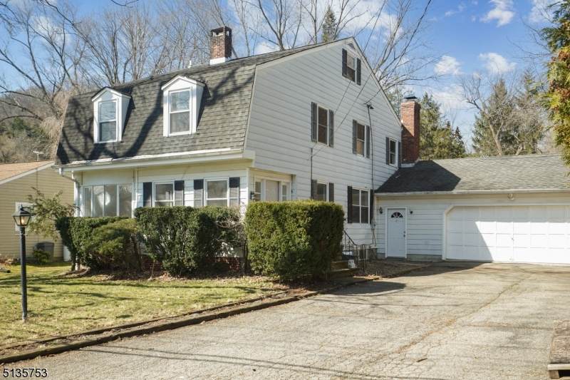 107 E Baldwin St - Photo 1