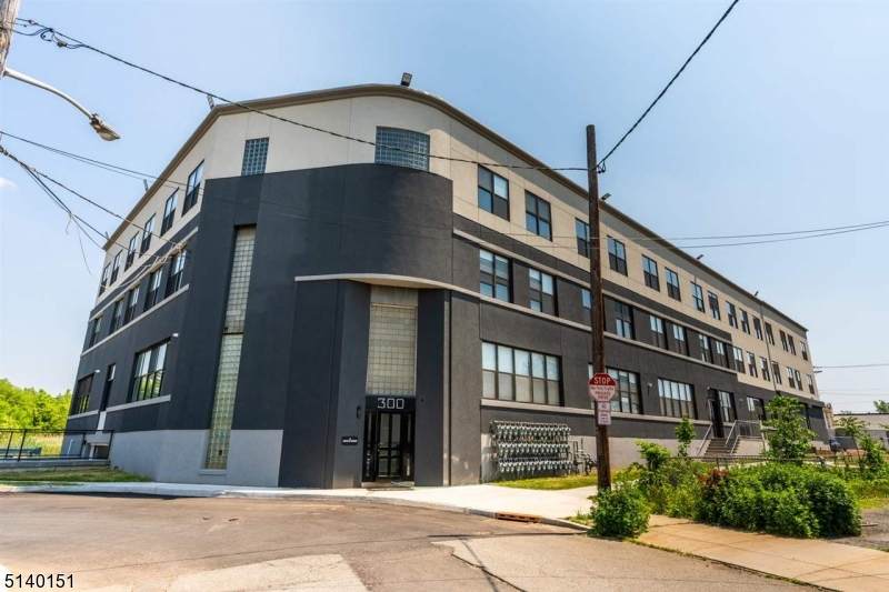 300 Hoyt St - Photo 1