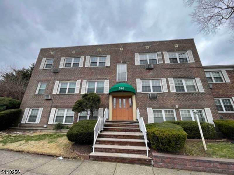 596 Chestnut St - Photo 1