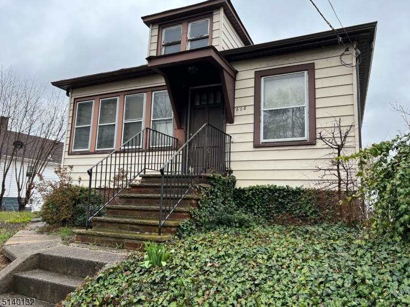 608 Easton Ave - Photo 1