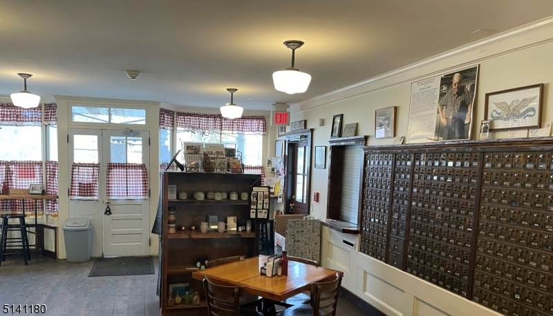 912 Main St - Photo 1