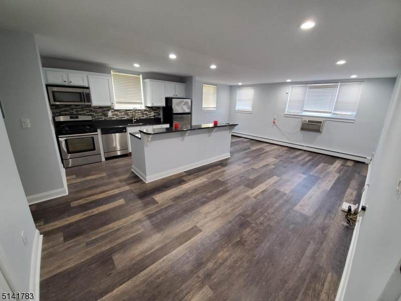 816 W Grand St - Photo 1