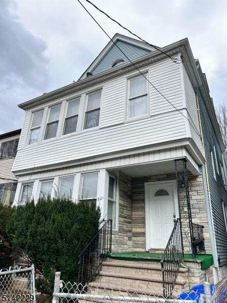 821 Parker St - Photo 1
