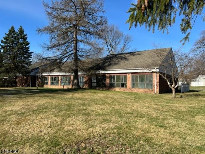 220 Vreeland Ave - Photo 1