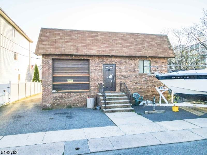 8 Halstead Ave - Photo 1