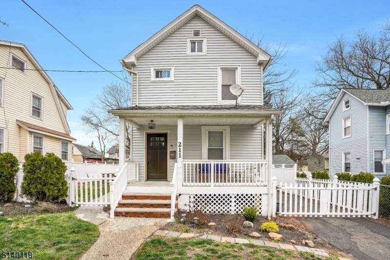 211 Oak Pl - Photo 1