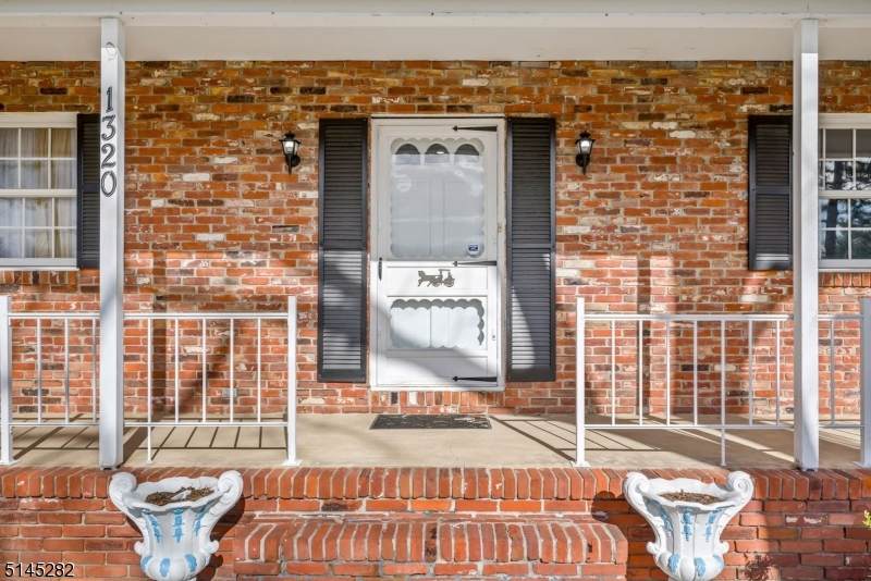 1320 Kearsley Rd - Photo 1