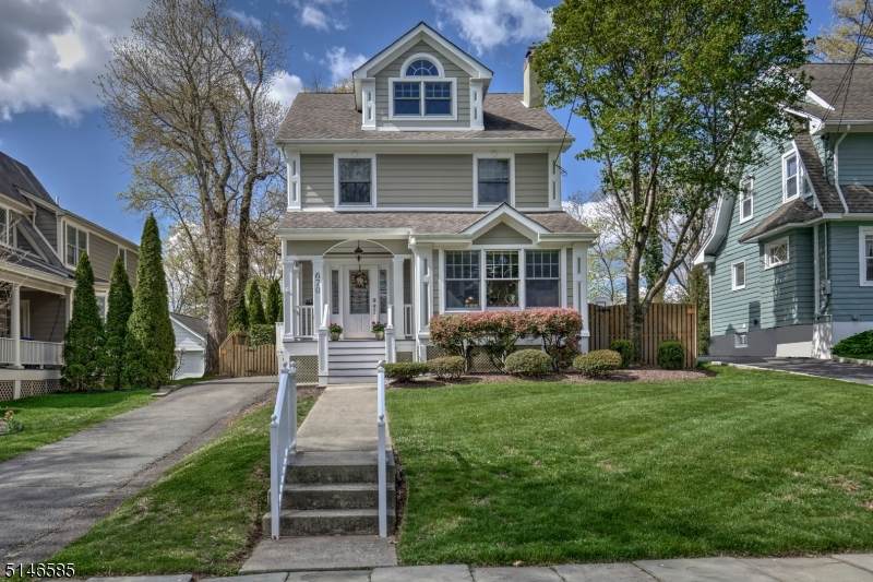670 Summit Ave - Photo 1