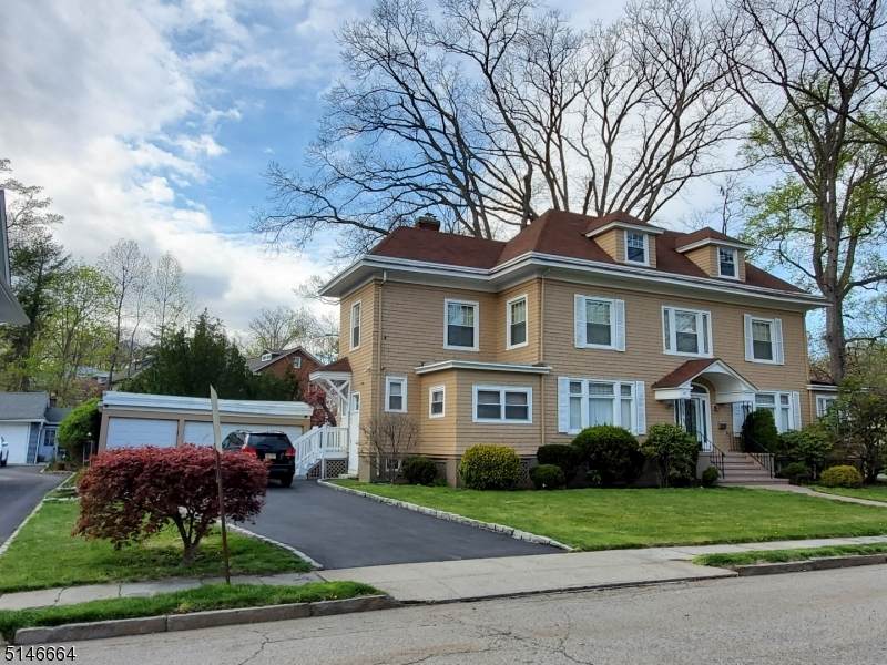 739 Irving Ter - Photo 1