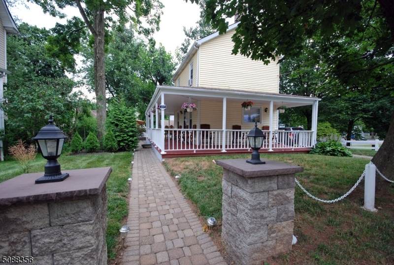 107 W Spring St - Photo 1