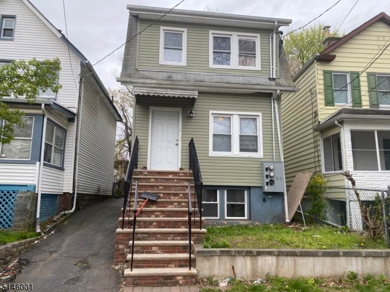 320 Elizabeth St - Photo 1