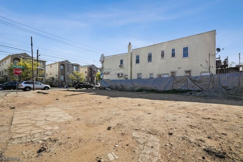 348 Hawthorne Ave - Photo 1